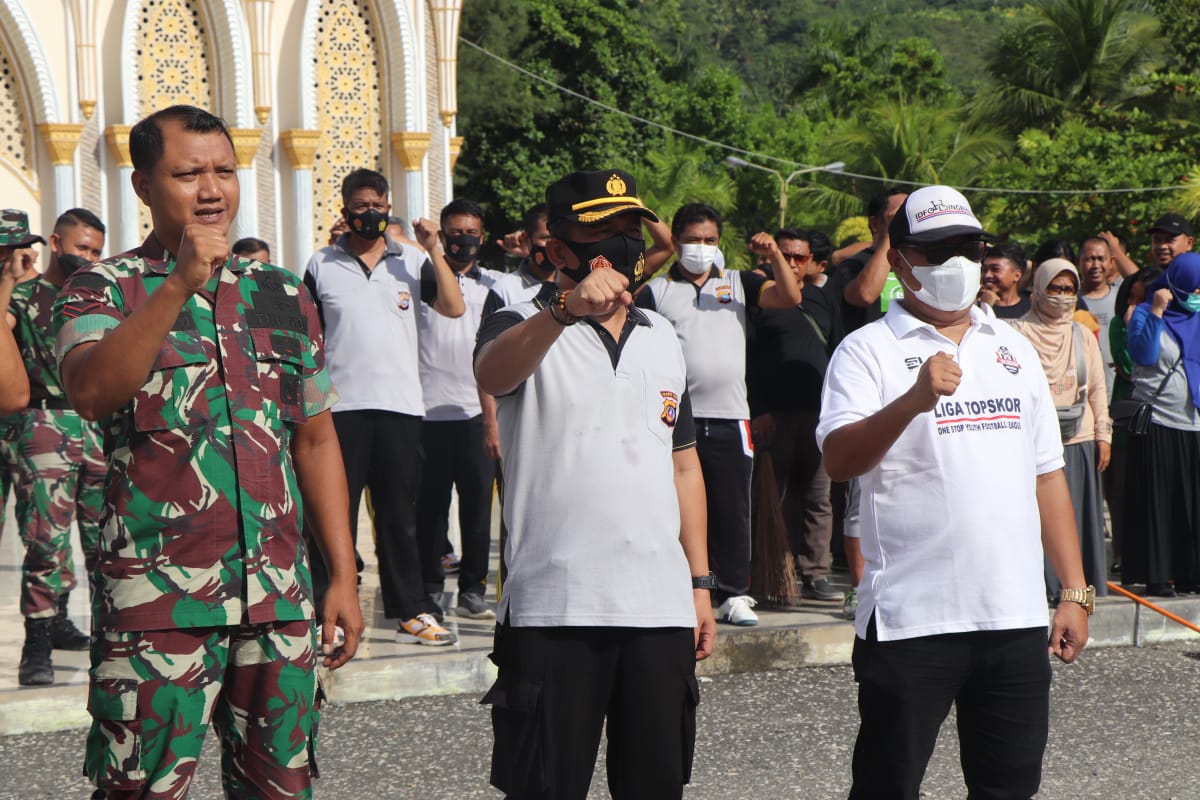 Bersama PKL Lalong, Unsur Pemda Banggai dan TNI/Polri Kerja Bakti di Halaman Masjid Agung