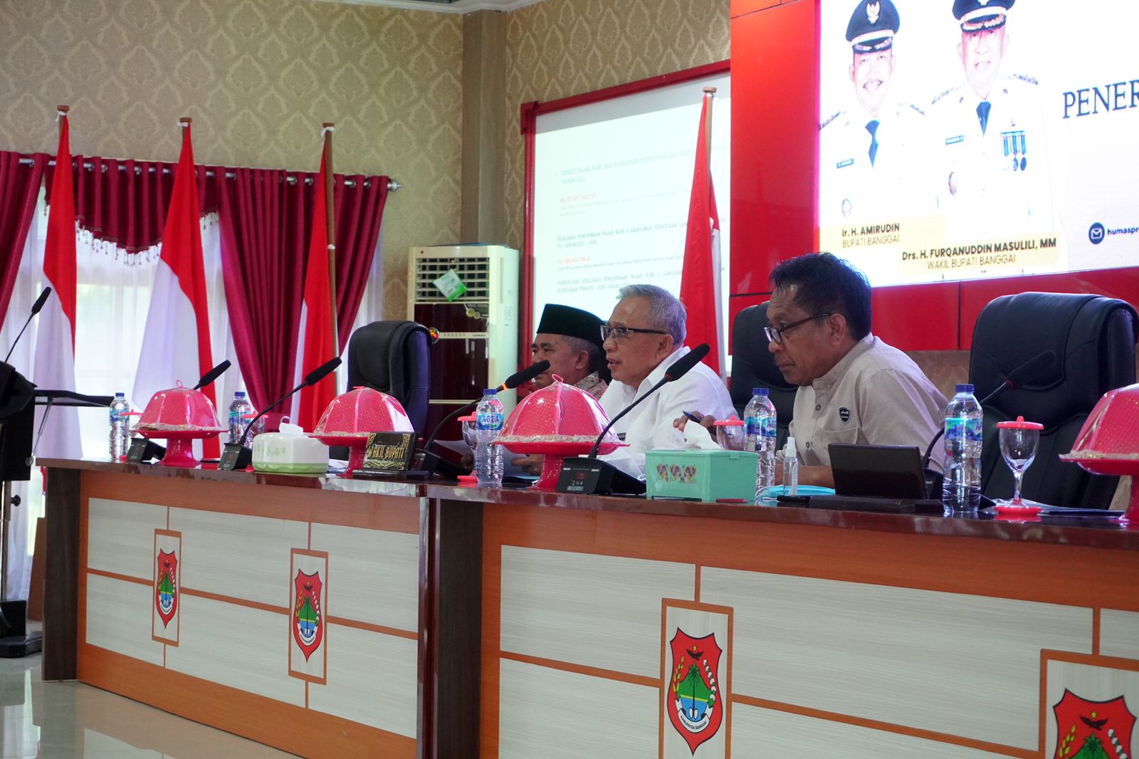 Rapat Evaluasi Penerimaan PAD, Wabup Furqanudin Dorong OPD dan Camat Tingkatkan Pendapatan Daerah