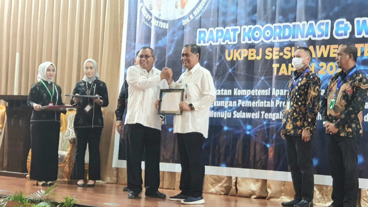 Penuhi 17 Standar LPSE LKPP RI, Gubernur Anugrahi Pemkab Banggai Penghargaan 