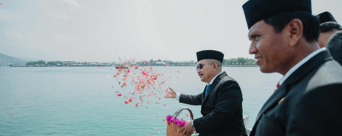 Peringatan Hari Pahlawan, Bupati Banggai Tabur Bunga Di Laut.