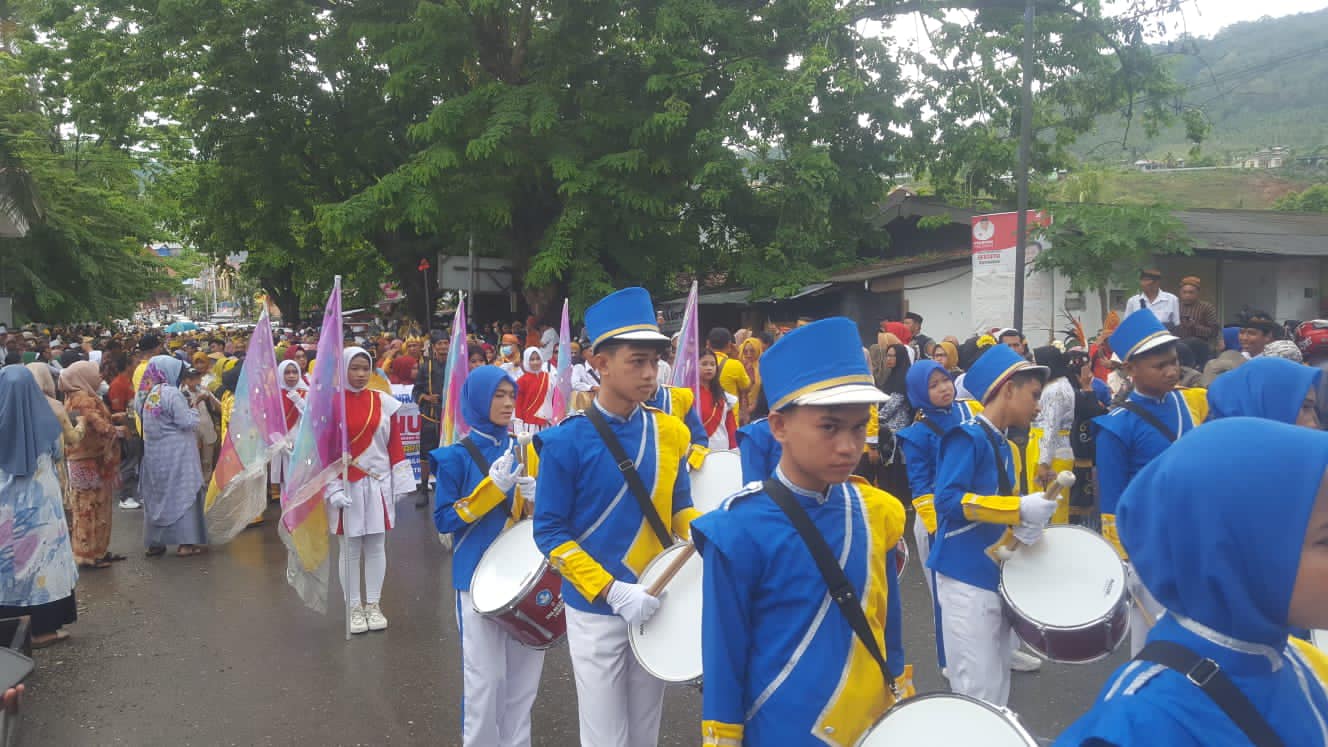 Dalam Rangka Memperingati HUT PGRI Ke-78 Tahun, Kepala Dinas Pendidikan Lepas Peserta Karnaval Budaya
