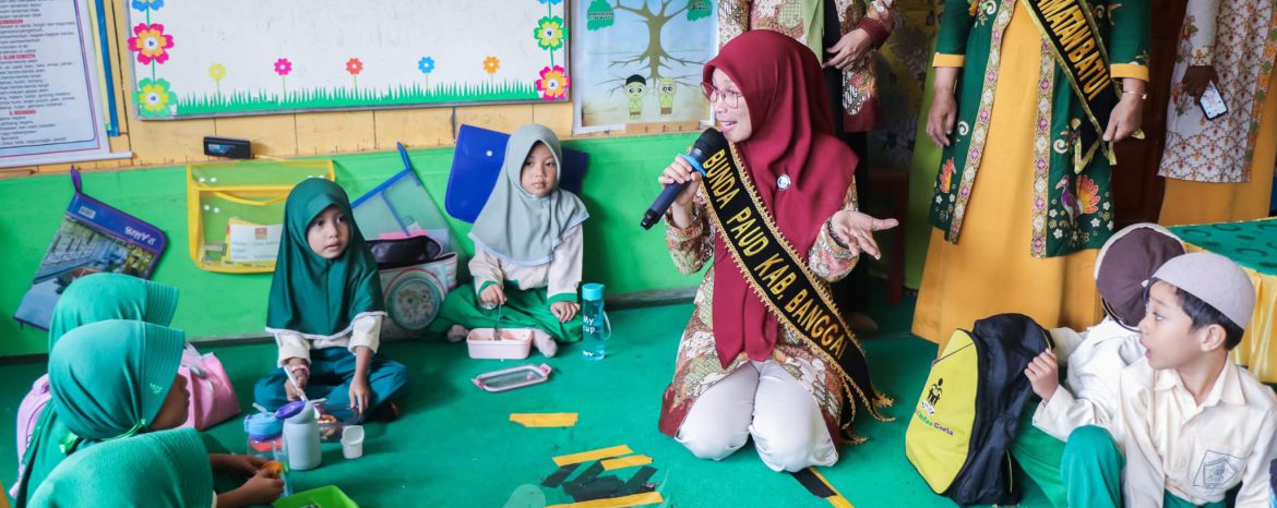 Sambangi TK Al Khairaat dan SD Inpres 5 Batui, Bunda Paud Kabupaten Banggai Imbau Pencegahan Bullying Di Sekolah