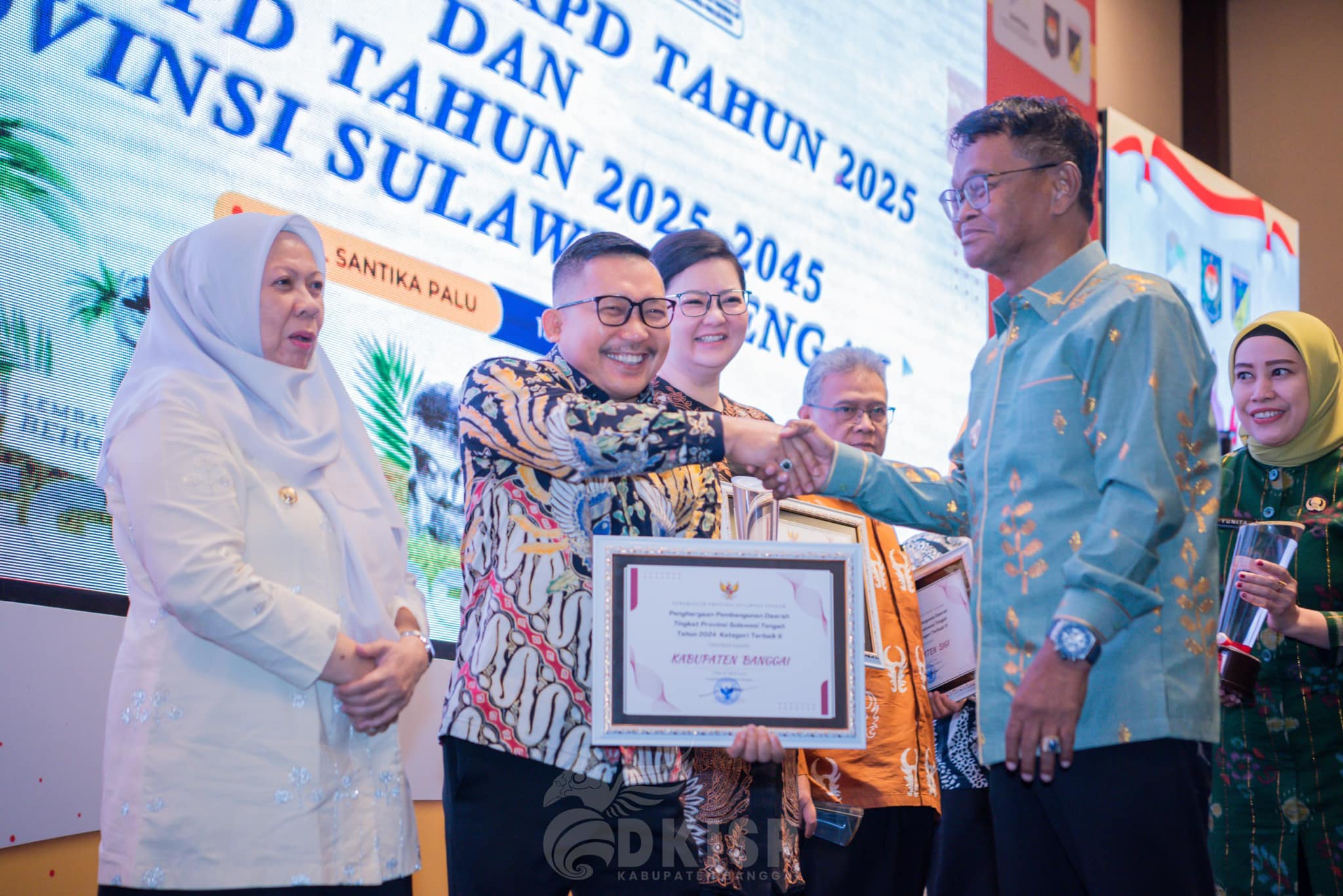 Ikuti Musrenbang RKPD dan RPJPD Provinsi Sulteng Tahun 2025, Bupati Amirudin Terima Penghargaan Dari Pemprov Sulteng