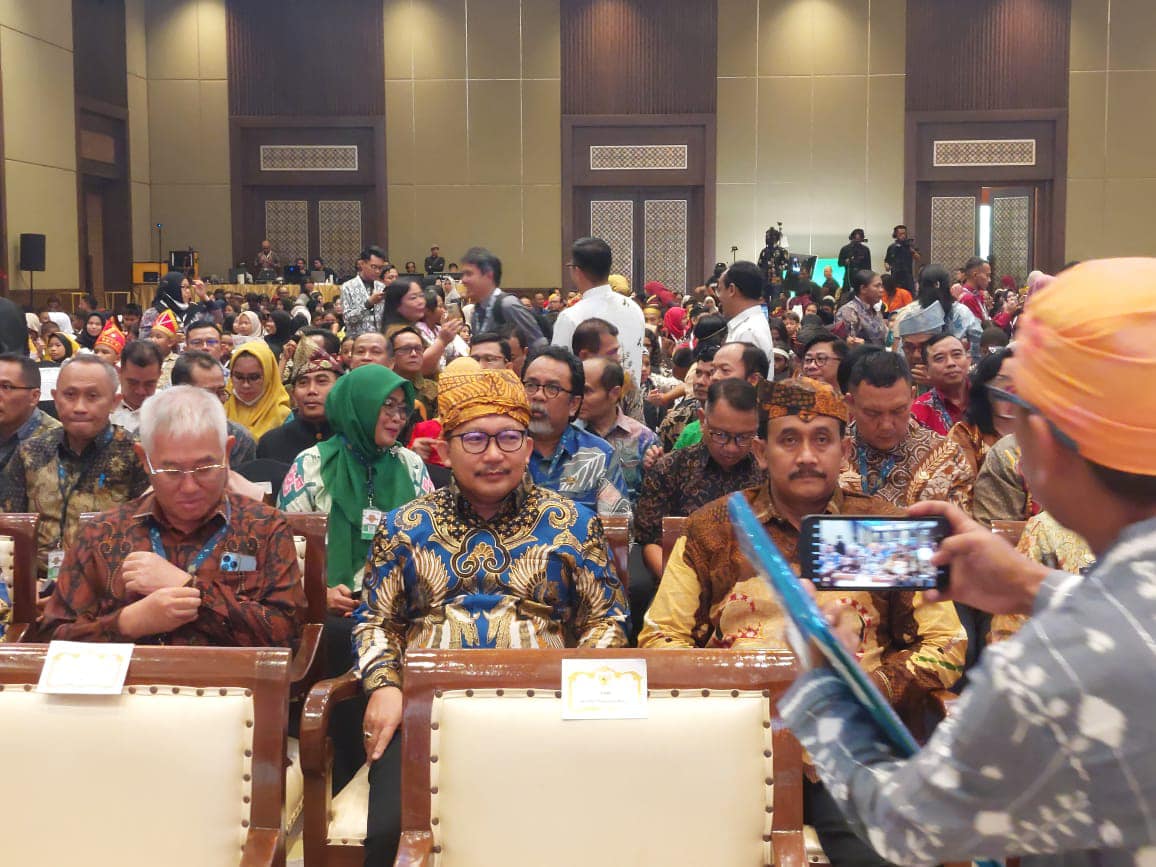 Bupati Amirudin Terima Penghargaan Pada Festival Tunas Bahasa Ibu Nasional (FTBIN) Tahun 2024 di Jakarta Pusat